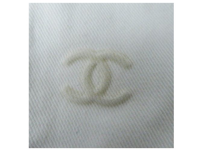 Chaqueta de mezclilla recortada con botones COCO de algodón Chanel con camelia en relieve Blanco - vista 9