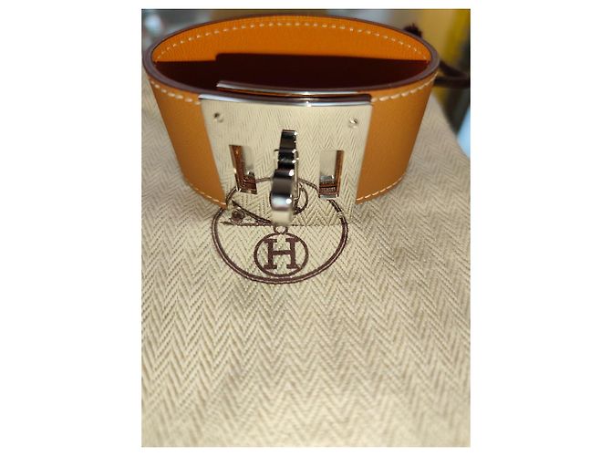 Bracciale Hermès Kelly Dog beige in pelle - vista 2