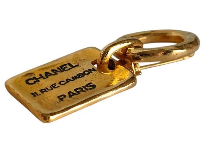 Spilla Piastra Logo Cambon di Chanel D'oro - vista 2