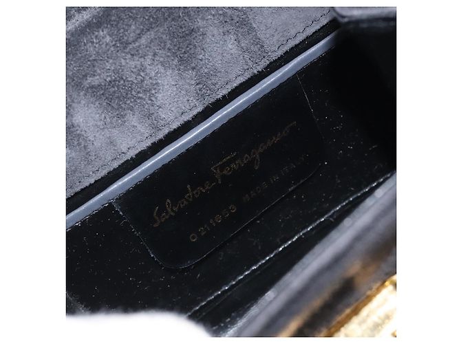 Borsa a Spalla Gancini in Pelle Scamosciata Nera e Oro Salvatore Ferragamo Auth bs26286 Nero D'oro - vista 16