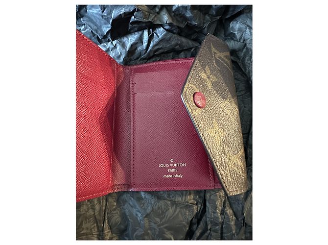 Louis Vuitton Victorine Geldbörse Monogram Canvas Rot Braun Bordeaux Hellbraun Dunkelbraun - Ansicht 3