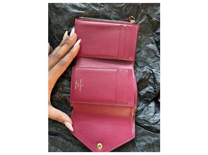 Louis Vuitton Victorine Geldbörse Monogram Canvas Rot Braun Bordeaux Hellbraun Dunkelbraun - Ansicht 6