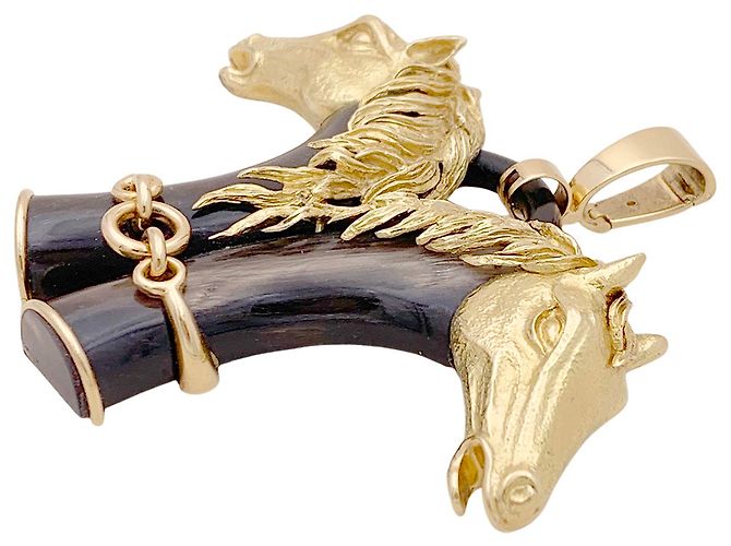 Pendente FRED a doppia testa di cavallo in oro giallo e corno. - vista 2