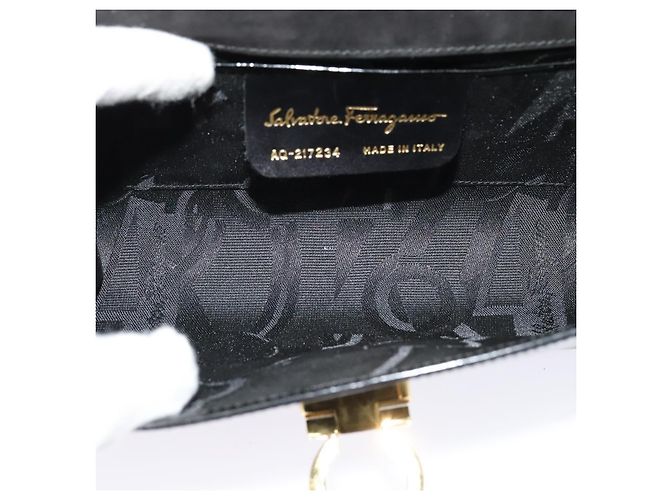 Borsa Gancini Chain Salvatore Ferragamo in pelle verniciata nera e oro Auth 126967 - vista 17
