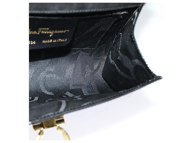 Borsa Gancini Chain Salvatore Ferragamo in pelle verniciata nera e oro Auth 126967 - vista 18