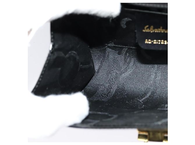 Borsa Gancini Chain Salvatore Ferragamo in pelle verniciata nera e oro Auth 126967 - vista 19