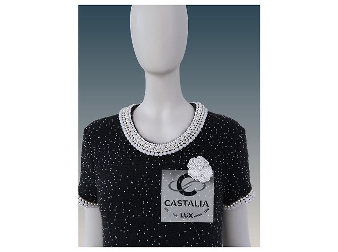 CHANEL Schwarzes Couture-Perlenkleid mit Kameliabrosche 40 FR - Ansicht 10