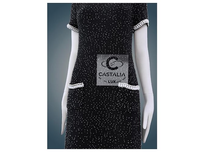 CHANEL Schwarzes Couture-Perlenkleid mit Kameliabrosche 40 FR - Ansicht 13