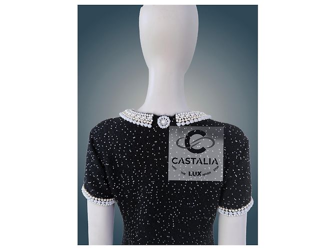 CHANEL Schwarzes Couture-Perlenkleid mit Kameliabrosche 40 FR - Ansicht 17