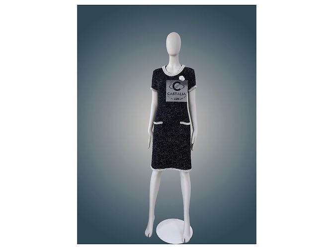 CHANEL Schwarzes Couture-Perlenkleid mit Kameliabrosche 40 FR - Ansicht 2