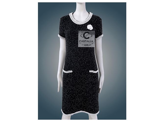 CHANEL Schwarzes Couture-Perlenkleid mit Kameliabrosche 40 FR - Ansicht 4