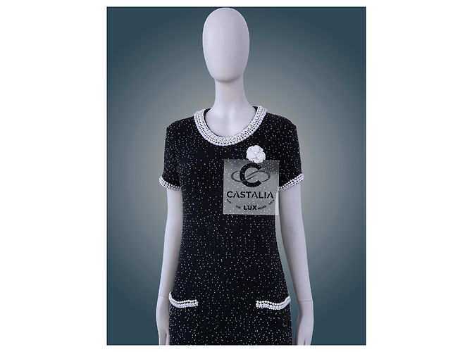 CHANEL Schwarzes Couture-Perlenkleid mit Kameliabrosche 40 FR - Ansicht 7