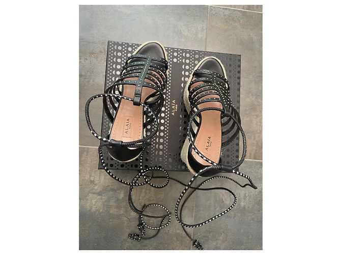 Sandali con zeppa Alaïa in pelle nera con borchie argentate Nero - vista 5