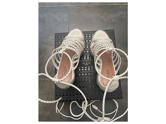 Sandali con zeppa Alaïa in pelle bianca Bianco - vista 6