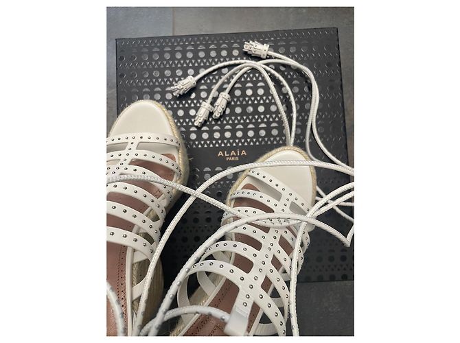 Sandali con zeppa Alaïa in pelle bianca Bianco - vista 8