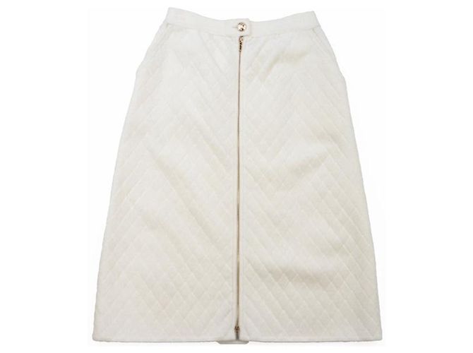 Saia Chanel Matelasse Diamond Acolchoada Branco Cru - vista 11