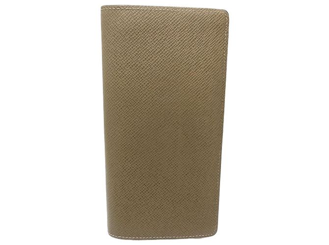 Carteira de couro Taiga Louis Vuitton M32807 Verde - vista 2