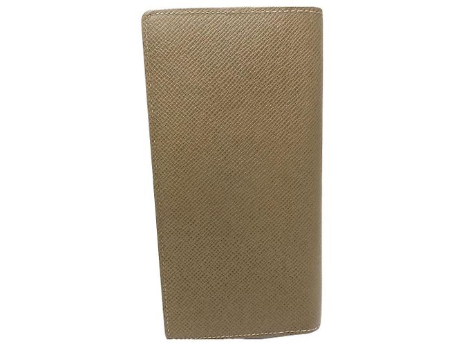 Carteira de couro Taiga Louis Vuitton M32807 Verde - vista 3