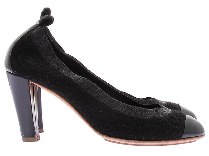 Décolleté Chanel in tweed nero con paillettes e punta in vernice - vista 2