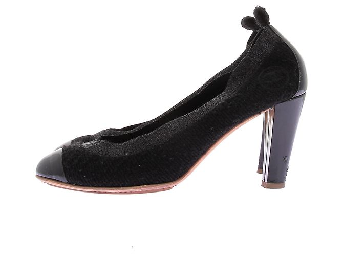 Décolleté Chanel in tweed nero con paillettes e punta in vernice - vista 3