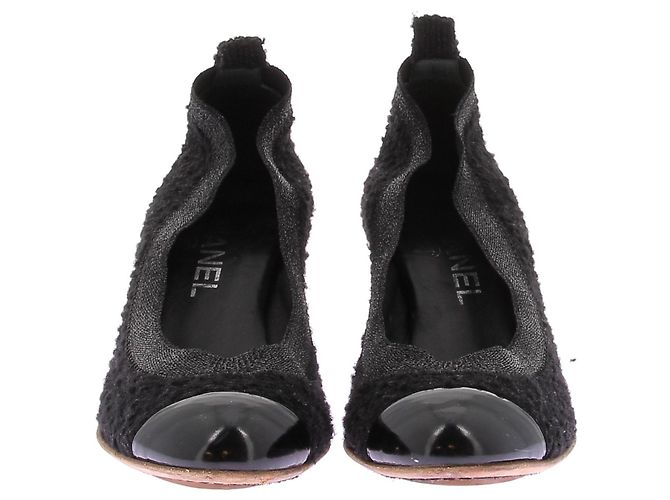 Décolleté Chanel in tweed nero con paillettes e punta in vernice - vista 4