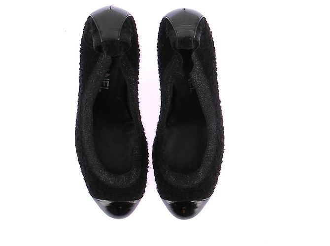 Décolleté Chanel in tweed nero con paillettes e punta in vernice - vista 6