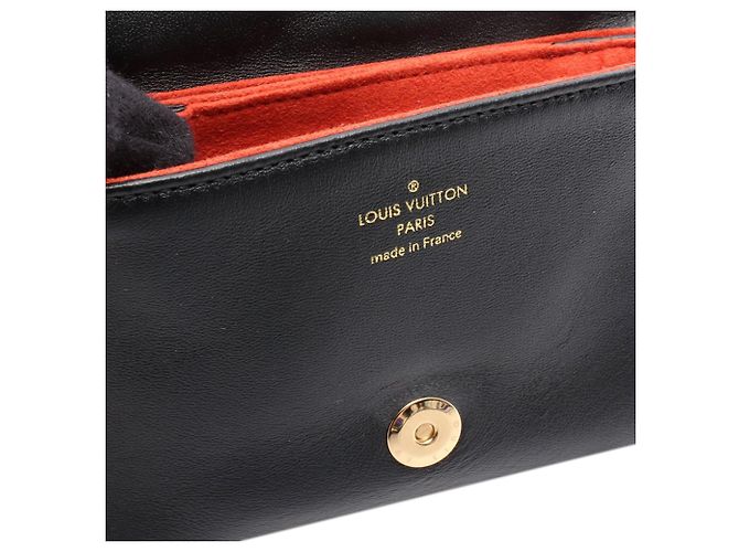 Coussin Louis Vuitton Schwarze Monogramm Prägung Puffy Lammleder Gürteltasche - Ansicht 4