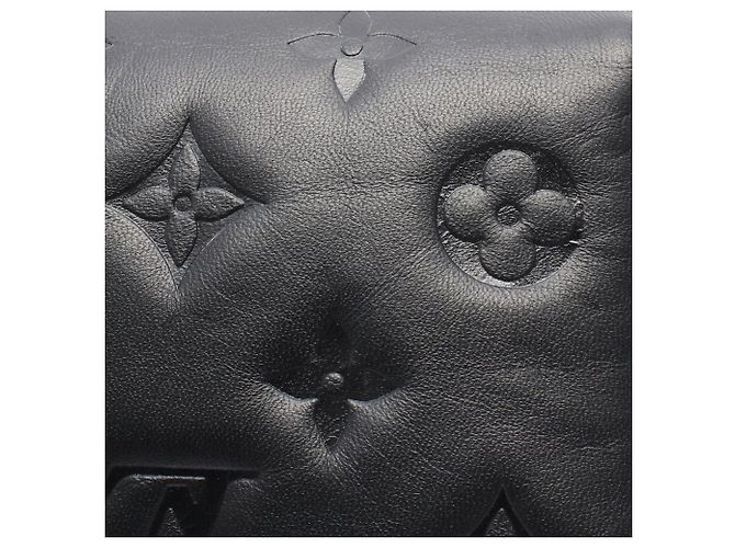 Coussin Louis Vuitton Schwarze Monogramm Prägung Puffy Lammleder Gürteltasche - Ansicht 5