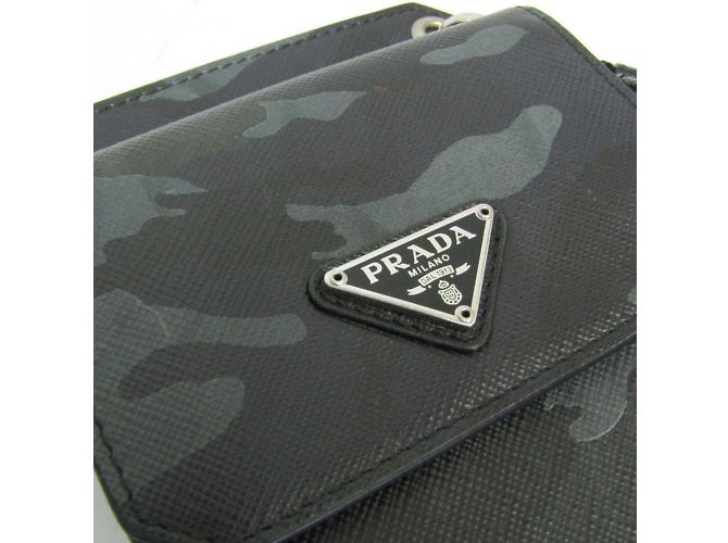 Pochette a spalla camouflage Saffiano di Prada Nero Cachi - vista 7