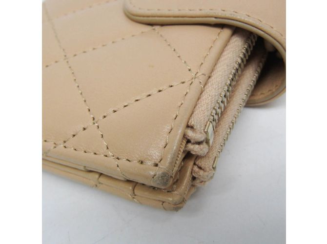 Billetera compacta Chanel Matelassé para tarjetas y monedas Beige - vista 10