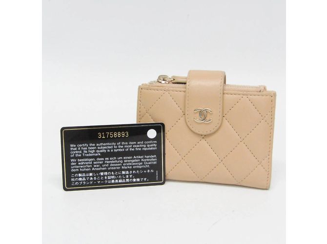 Billetera compacta Chanel Matelassé para tarjetas y monedas Beige - vista 2