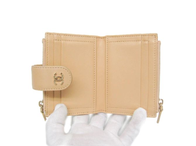 Billetera compacta Chanel Matelassé para tarjetas y monedas Beige - vista 4