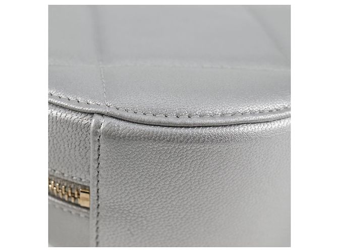 Bolsa de ombro Chanel 19 em couro de cordeiro com corrente dourada e prateada CC Auth fm4698M Prata Dourado - vista 17