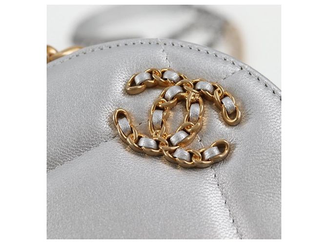 Bolsa de ombro Chanel 19 em couro de cordeiro com corrente dourada e prateada CC Auth fm4698M Prata Dourado - vista 19
