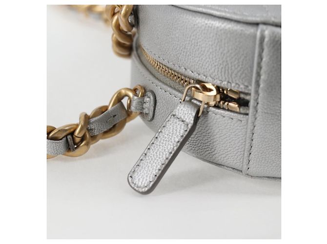 Bolsa de ombro Chanel 19 em couro de cordeiro com corrente dourada e prateada CC Auth fm4698M Prata Dourado - vista 20