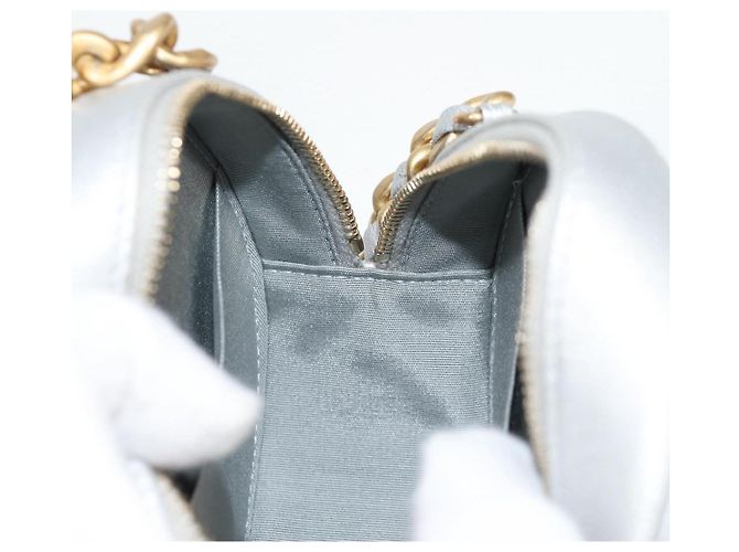 Bolsa de ombro Chanel 19 em couro de cordeiro com corrente dourada e prateada CC Auth fm4698M Prata Dourado - vista 23
