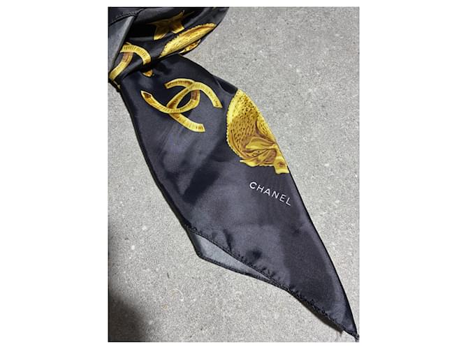 Chanel Pañuelos Gold hardware - vista 2