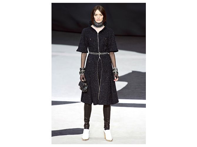 Chanel Futuristisches schwarzes schimmerndes Tweed-Jackenkleid 36 FR - Ansicht 5