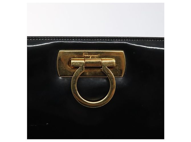 Borsa a spalla Gancini Chain di Salvatore Ferragamo in vernice nera e oro Auth 128138 Nero D'oro - vista 15