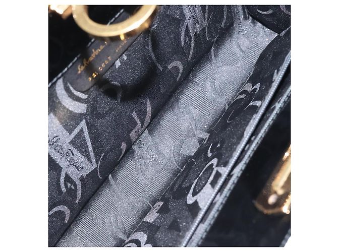 Borsa a spalla Gancini Chain di Salvatore Ferragamo in vernice nera e oro Auth 128138 Nero D'oro - vista 18