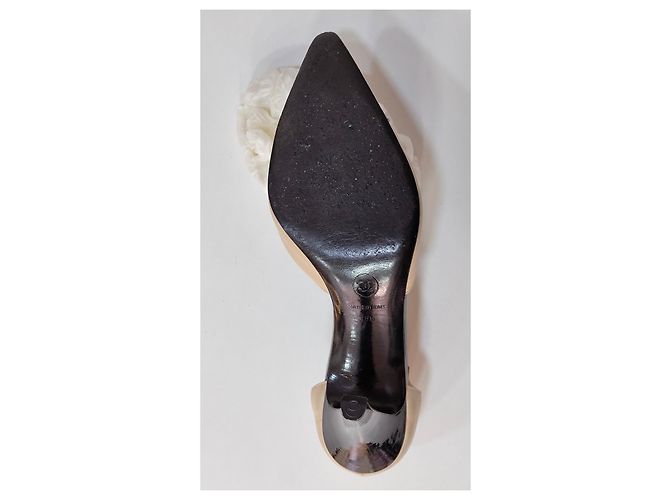 Décolleté bicolore Chanel in pelle beige e nera con cinturino Nero - vista 11
