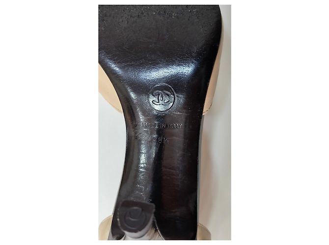 Décolleté bicolore Chanel in pelle beige e nera con cinturino Nero - vista 12