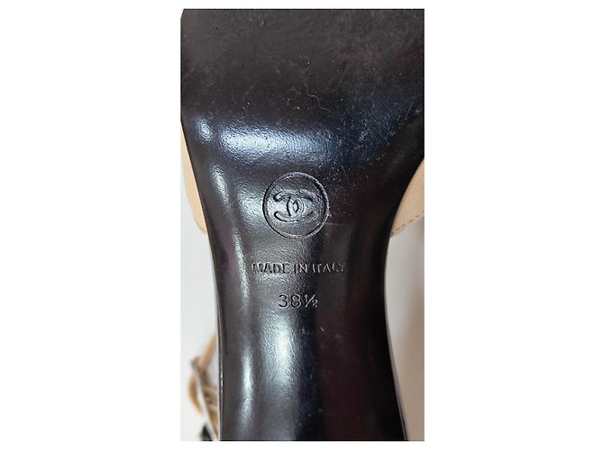 Décolleté bicolore Chanel in pelle beige e nera con cinturino Nero - vista 13