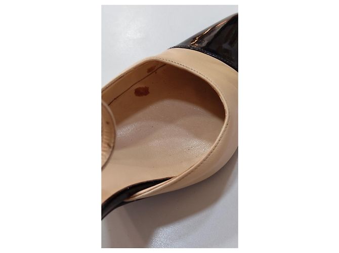 Décolleté bicolore Chanel in pelle beige e nera con cinturino Nero - vista 14