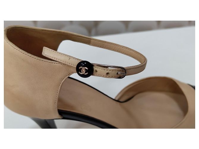 Décolleté bicolore Chanel in pelle beige e nera con cinturino Nero - vista 15