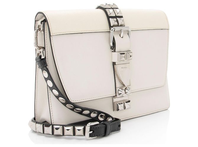 Prada Elektra Kleine Schultertasche aus genietetem Kalbsleder - Ansicht 2