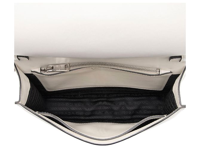 Prada Elektra Kleine Schultertasche aus genietetem Kalbsleder - Ansicht 6