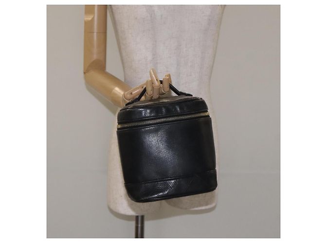 CHANEL Vanity Pouch in pelle di agnello nera con CC dorato Auth bs26985 Nero D'oro - vista 23