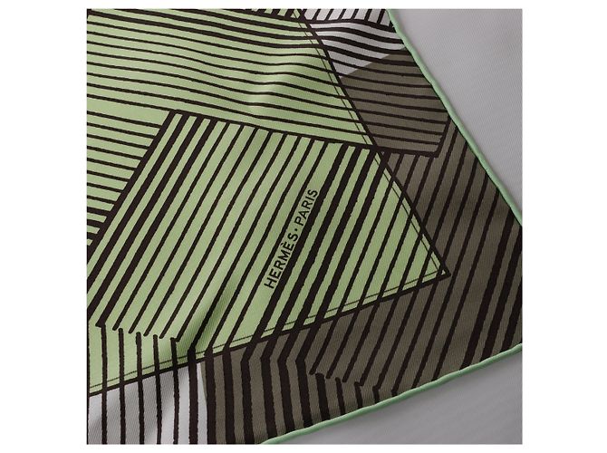 Foulard Hermès Carré 90 "JEU DES OMNIBUS ET DAMES BLANCHES" 100% Seta Verde - vista 6