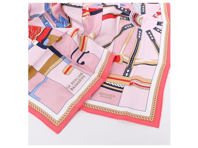 Foulard Hermès Carré 90 "LA BERLINE BAYADERE" 100% Seta in Rosa - vista 3